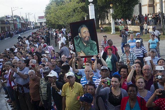 Avanza la Caravana hacia Santiago de Cuba, en el tercer día de peregrinaje por la Isla de las cenizas del Comandante en Jefe. Foto: Ladyere Pérez/ Cubadebate Avanza la Caravana hacia Santiago de Cuba, en el tercer día de peregrinaje por la Isla de las cenizas del Comandante en Jefe. Foto: Ladyere Pérez/ Cubadebate