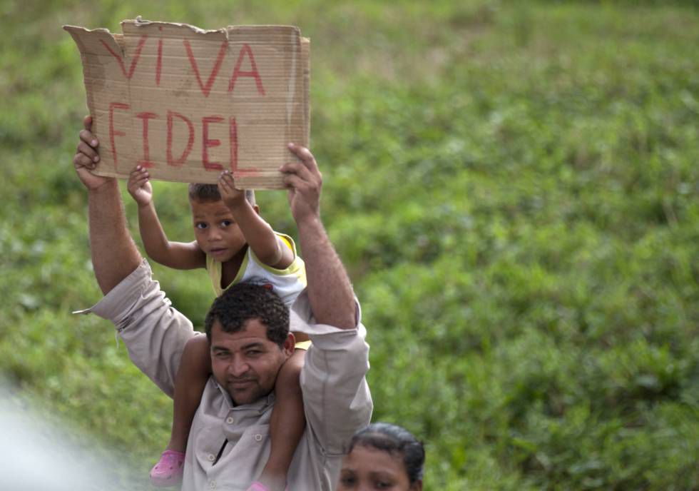 Una familia cubana despide a Castro a su paso. Foto: Fernando Medina/ AP. Una familia cubana despide a Castro a su paso. Foto: Fernando Medina/ AP.