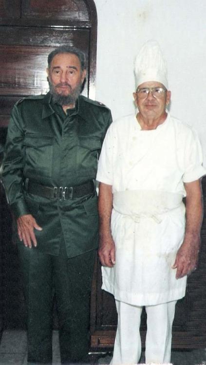 El líder histórico de la Revolución, Fidel Castro Ruz, junto al cocinero Mario Alfonso. Foto: Cortesía del entrevistado El líder histórico de la Revolución, Fidel Castro Ruz, junto al cocinero Mario Alfonso. Foto: Cortesía del entrevistado
