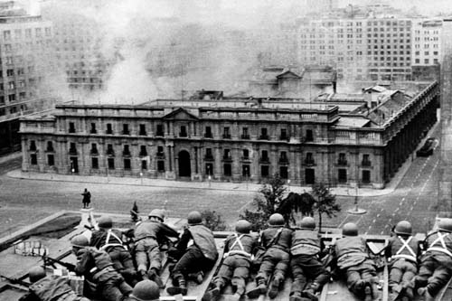Tropas chilenas bombardean La Moneda.
