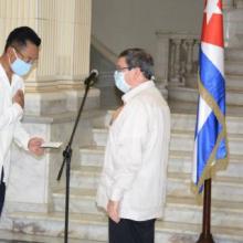 La distinción le fue impuesta al diplomático en reconocimiento a su contribución al fortalecimiento en lazos de amistad y solidaridad entre Cuba y Vietnam Foto: Cubaminrex