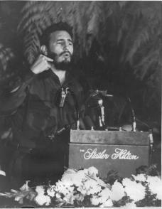 Fidel Castro pronuncia un discurso ante la Asociación de Editores de Prensa en el Hotel Slatler Hilton, 17 de abril de 1959. Foto: Revolución/Sitio Fidel Soldado de las Ideas.