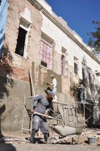 Constructores trabajan en la reparación de un hogar municipal de ancianos Constructores trabajan en la reparación de un hogar municipal de ancianos
