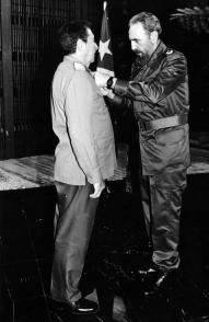 Quando si compirono 40 anni dalla nomina di Raúl a Comandante dell’ Esercito Ribelle, il 27 febbraio del 1998, il Comandante in Capo Fidel Castro gli impose il titolo onorifico di Eroe della Repubblica di Cuba e l’Ordine Massimo Gómez, di Primo Grado, al Generale d’Esercito. Photo: Estudios Revolución Quando si compirono 40 anni dalla nomina di Raúl a Comandante dell’ Esercito Ribelle, il 27 febbraio del 1998, il Comandante in Capo Fidel Castro gli impose il titolo onorifico di Eroe della Repubblica di Cuba e l’Ordine Massimo Gómez, di Primo Grado, al Generale d’Esercito. Photo: Estudios Revolución