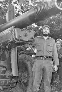 Al amanecer del 23 de octubre de 1962, unos 270 mil combatientes cubanos de las unidades regulares de las FAR se encontraban en sus trincheras con las armas listas. Junto a ellos, Fidel.