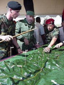 Davanti a un plastico dello scenario, Fidel e Chávez hanno riprodoto in tuti i suoi dettagli la battaglia di Carabobo. Foto: Archivio di Granma Davanti a un plastico dello scenario, Fidel e Chávez hanno riprodoto in tuti i suoi dettagli la battaglia di Carabobo. Foto: Archivio di Granma