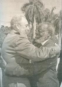 Junio de 2004: Abrazo hermano de Fidel y Sam Nujoma