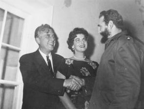 Fidel Castro saluda a Robert Meyner, Gobernador de Nueva Jersey, a su lado su esposa, les dan la bienvenida a la mansión del gobernador en Princeton, 20 de abril de 1959. Foto: Revolución / Sitio Fidel Soldado de las Ideas.