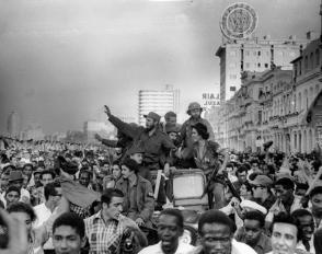 La Caravana pasó por el Malecón rumbo a La Rampa, Calle 23, y el río Almendare hacia su destino final, el campamento de Columbia. Foto: Perfecto Romero.
