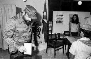 El Presidente Fidel Castro Ruz ejerce su derecho al voto en el colegio electoral No.76 de la circunscripción 13. La Habana, Cuba. Foto: Sitio Fidel Soldado de las Ideas El Presidente Fidel Castro Ruz ejerce su derecho al voto en el colegio electoral No.76 de la circunscripción 13. La Habana, Cuba. Foto: Sitio Fidel Soldado de las Ideas