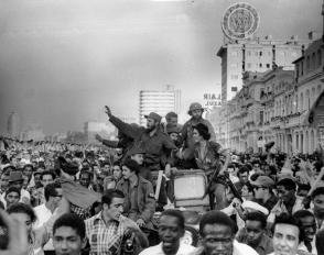 La Caravana pasó por el Malecón rumbo a La Rampa, Calle 23, y el río Almendare hacia su destino final, el campamento de Columbia. Foto: Perfecto Romero.