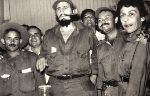 Fidel, el comandante Guillermo García Frías y Celia, en Palma Soriano, diciembre de 1958. Foto: Libro "La Contraofensiva Estratégica" Fidel, el comandante Guillermo García Frías y Celia, en Palma Soriano, diciembre de 1958. Foto: Libro "La Contraofensiva Estratégica"