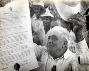 Campesino cubano recibe propiedad de sus tierras gracias a la Reforma Agraria Foto: Archivo Campesino cubano recibe propiedad de sus tierras gracias a la Reforma Agraria Foto: Archivo