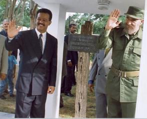 Junto al Presidente de República Dominicana, Leonel Fernández durante la visita a la casa de Máximo Gómez en Baní, República Dominicana, el 23 de agosto de 1998. Junto al Presidente de República Dominicana, Leonel Fernández durante la visita a la casa de Máximo Gómez en Baní, República Dominicana, el 23 de agosto de 1998.