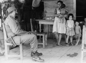 Para el Comandante en Jefe, una de las primeras tareas de la Revolución sería darle dignidad a los campesinos cubanos, llevar salud y educación hasta los lugares más inhóspitos, y poner la tierra en las manos de los que la trabajaban Foto: Korda, Alberto Para el Comandante en Jefe, una de las primeras tareas de la Revolución sería darle dignidad a los campesinos cubanos, llevar salud y educación hasta los lugares más inhóspitos, y poner la tierra en las manos de los que la trabajaban Foto: Korda, Alberto