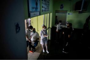 Trabajadores de la salud prueban a voluntarios durante los ensayos de Fase 3 para la vacuna candidata al coronavirus Soberana 2 de Cuba el miércoles en La Habana. Foto: Ramón Espinosa / AP Trabajadores de la salud prueban a voluntarios durante los ensayos de Fase 3 para la vacuna candidata al coronavirus Soberana 2 de Cuba el miércoles en La Habana. Foto: Ramón Espinosa / AP