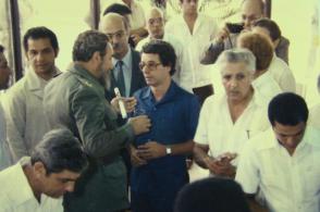 Fidel junto a Frei Betto y un grupo de científicos cubanos en la Inauguración del Centro de Ingeniería Genética y Biotecnología de La Habana, en 1986. Foto: Cortesía del CIGB