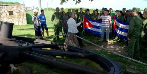 Junto a los restos del ingenio La Demajagua, el historiador César Martín convocó al grupo a sentir la historia que atesora el recinto declarado Monumento Nacional. Foto: Luis de La Torre Corso