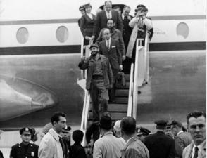 Fidel desciende la escalerilla del avión en aerpuerto internacional Idlewild, en Nueva York.