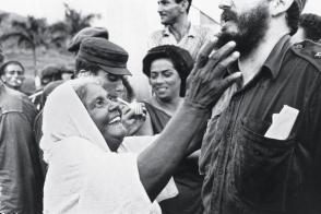 Una campesina del Uvero saluda a Fidel y le toca su barba, 1965. Foto: Lee Lockwood Una campesina del Uvero saluda a Fidel y le toca su barba, 1965. Foto: Lee Lockwood