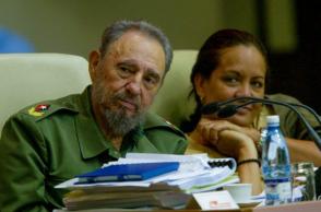 Fidel en el Palacio de Convenciones junto a la periodista Arleen Rodriguez. Foto: Ismael Francisco/ Cubadebate.