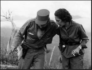 Fidel con Celia Sánchez en la Sierra Maestra. Foto: Alberto Korda/Libro "Cuba" / Fidel Soldado de las Ideas