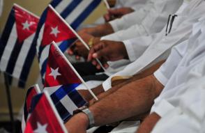Cómo arrancar del alma a los médicos que regresan a casa desde otras latitudes. Foto: Ladyrene Pérez/ Cubadebate. Cómo arrancar del alma a los médicos que regresan a casa desde otras latitudes. Foto: Ladyrene Pérez/ Cubadebate.