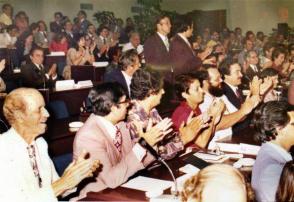 Asistentes al diálogo de 1978 aplauden a Fidel. Foto: LASA Asistentes al diálogo de 1978 aplauden a Fidel. Foto: LASA