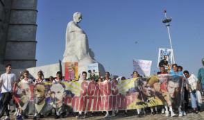 Los pioneros desfilaron ante el monumento a José Martí en la histórica Plaza de la Revolución de La Habana. Foto: Ismael Batista Ramírez Los pioneros desfilaron ante el monumento a José Martí en la histórica Plaza de la Revolución de La Habana. Foto: Ismael Batista Ramírez