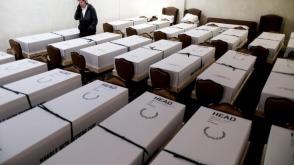Lejos de dedicar los recursos a salvar a su población de la pandemia, el Gobierno de EE.UU castiga a quienes con muchos menos recursos tienen éxito en enfrentarla. Foto: Europa Press Lejos de dedicar los recursos a salvar a su población de la pandemia, el Gobierno de EE.UU castiga a quienes con muchos menos recursos tienen éxito en enfrentarla. Foto: Europa Press
