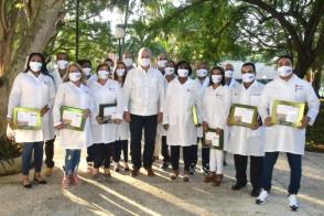 Los trabajadores de la Salud forman un sector muy sacrificado, señaló el Presidente de la República, Miguel Díaz-Canel Bermúdez. Foto: Estudios Revolución Los trabajadores de la Salud forman un sector muy sacrificado, señaló el Presidente de la República, Miguel Díaz-Canel Bermúdez. Foto: Estudios Revolución