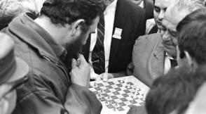 Fidel y Camarena. Con el tablero sujeto con la mano izquierda de ambos rivales, en posición de pie en medio del Salón de Embajadores del Habana Libre, se jugó esta partida. Justamente en el momento de tomar el peón dama para llevarlo a la casilla 3 Dama, se produjo una foto que ha sido muy divulgada.