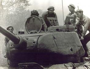 Fidel en un tanque durante los combates de abril de 1961 Fidel en un tanque durante los combates de abril de 1961