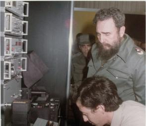 En 1981, momento en que se le explica al Comandante en Jefe Fidel Castro en que consistía la tecnología SUMA y sus posibilidades, como parte de una exposición de resultados avanzados de las investigaciones en las Ciencias Médicas. Foto: Cortesía del entrevistado. En 1981, momento en que se le explica al Comandante en Jefe Fidel Castro en que consistía la tecnología SUMA y sus posibilidades, como parte de una exposición de resultados avanzados de las investigaciones en las Ciencias Médicas. Foto: Cortesía del entrevistado.
