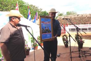 Juan Guerra Gómez, presidente de la ANAP en Las Tunas, recibe el reconocimiento del Buró Nacional de la organización campesina. Foto: Jorge Pérez Juan Guerra Gómez, presidente de la ANAP en Las Tunas, recibe el reconocimiento del Buró Nacional de la organización campesina. Foto: Jorge Pérez
