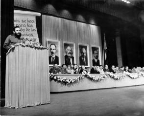 El Comandante en Jefe Fidel Castro presenta a los integrantes del Comité Central del Partido Comunista de Cuba, da lectura a la carta de despedida del Che, y anuncia la creación del periódico Granma. Foto: Jorge Oller