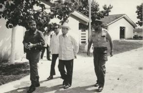 Junto a Francois Mitterrand y Ramón Castro durante una visita al Valle de Picadura