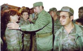 El Comandante en Jefe sabía cada detalle del terreno y de los combatientes, con quienes compartió experiencias, como con estas dos jóvenes. A su lado, el hoy ministro de las FAR, general de cuerpo de ejército Leopoldo Cintra Frías. Foto: Archivo de Granma El Comandante en Jefe sabía cada detalle del terreno y de los combatientes, con quienes compartió experiencias, como con estas dos jóvenes. A su lado, el hoy ministro de las FAR, general de cuerpo de ejército Leopoldo Cintra Frías. Foto: Archivo de Granma