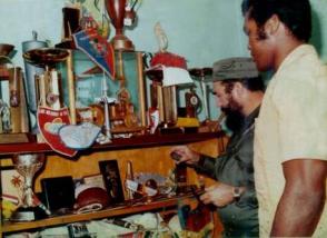 Durante su breve visita a la casa natal del campeón, Fidel dedicó tiempo a admirar sus trofeos Autor: Juan Morales Agüero Durante su breve visita a la casa natal del campeón, Fidel dedicó tiempo a admirar sus trofeos Autor: Juan Morales Agüero