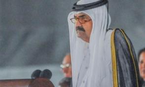 Emir padre Hamad bin Jalifa Al Thani, en representación del Estado de Catar