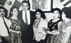 Arsacio 'El Kid' Vanegas; María Antonia González, quien fue el vínculo entre la familia Vanegas y los revolucionarios cubanos; Fidel Castro; Elvira Belmonte, esposa de Arsacio, y dos amigas de las que se desconocen sus nombres.