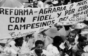 La firma de la Ley de Reforma Agraria en mayo de 1959 dio inicio al paso al Estado cubano de las grandes propiedades extranjeras y criollas. La firma de la Ley de Reforma Agraria en mayo de 1959 dio inicio al paso al Estado cubano de las grandes propiedades extranjeras y criollas.