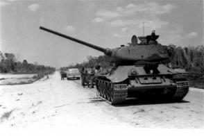 Tanque de las fuerzas revolucionarias avanza hacia Playa Girón. Foto: Archivo Tanque de las fuerzas revolucionarias avanza hacia Playa Girón. Foto: Archivo