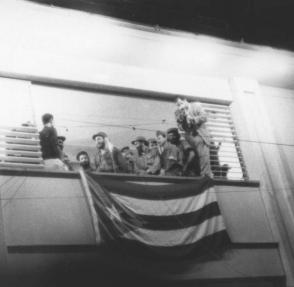 Fidel Castro en el balcón, en el parque Agramonte.