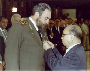 Recibe la Orden Estrella de Oro, condecoración que le concede la República Socialista de Viet Nam