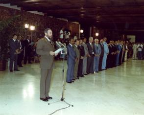 Fidel agradece al gobierno vietnamita la entrega de la Orden Estrella de Oro
