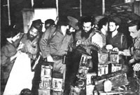  Fidel, Celia y Demetrio Montseny inspeccionan los pertrechos ocupados a los mercenarios