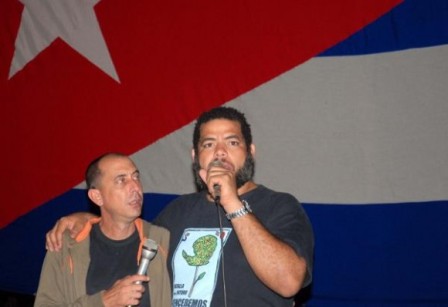 Kcho junto a su brigada Martha Machado promotor del proyecto en Soplillar, donde el líder de La Revolución cenó hace 50 años con carboneros de la Ciénaga de Zapata, el 24 de diciembre de 2009.