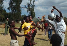 Jugar fútbol en el campamento parece una buena manera de olvidar la tragedia. 